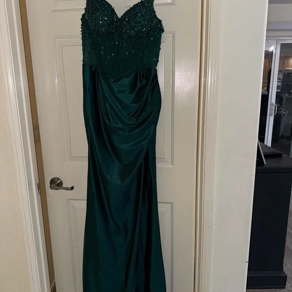 Elegant Green Evening Dress - Picture 2 of 4